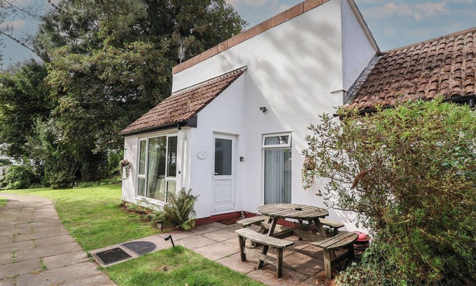Saint Ann's Chapel Cabaña | MANORCOMBE 1, pet friendly, with pool in Gunnislake