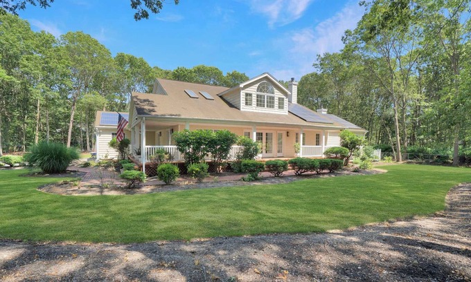 Manorville Casa | Manorville Escape: Fireplace, Fenced Backyard