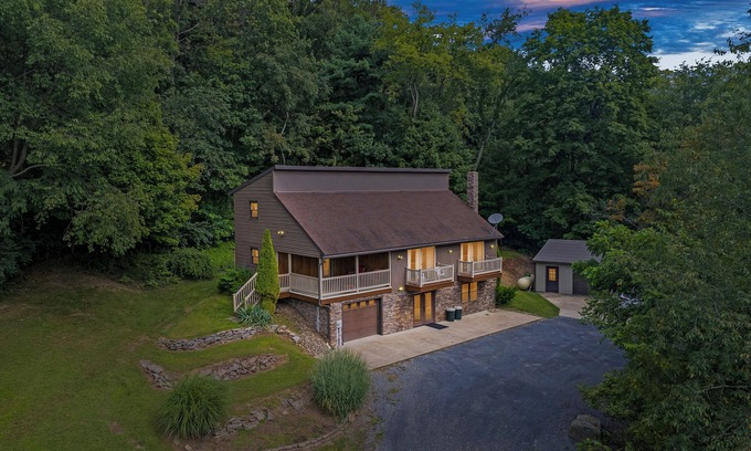 Spring Mills Casa | Maple Hill Lodge | Hot Tub + Views from Deck