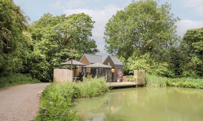 Middleton Cheney Cabaña | MAPLE LODGE AT BRIDGE LAKE FARM & FISHERY in Chacombe