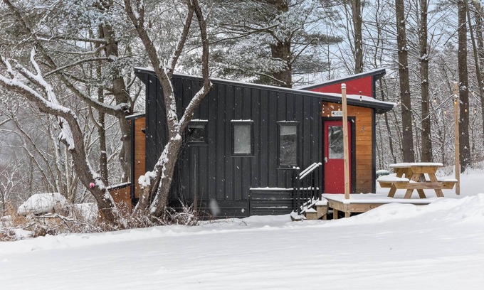 Johnson Casa | Maple Sugar Shack Tiny House w/hot tub & river by Stowe