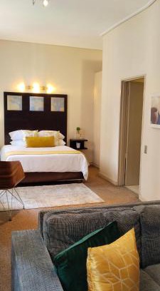 Downtown Johannesburg Hotel | Mapungubwe Pop Champagne hotel apartments