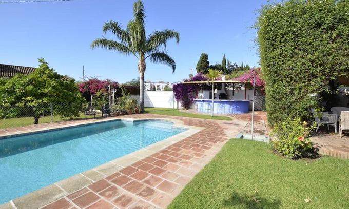 Velilla-Taramay Villa | Maravillosa villa privada con piscina y gran jardín