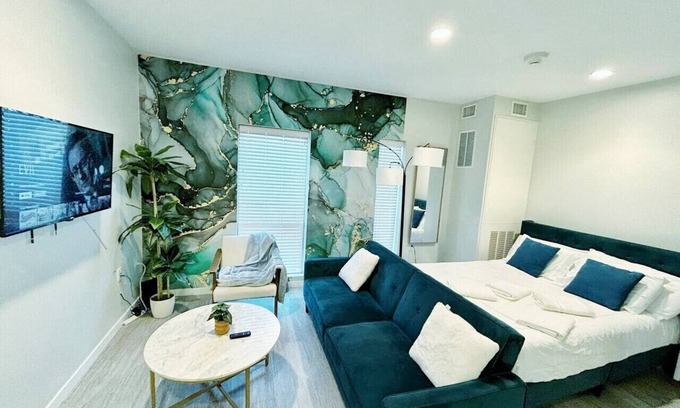 Historic East Village Apartamento | Marbled Shores Hideaway (239)