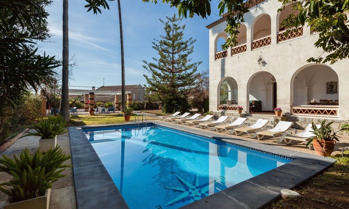 Cabrils Villa | Maresme, "Encantadora villa cerca de Barcelona con piscina y amplio jardín"