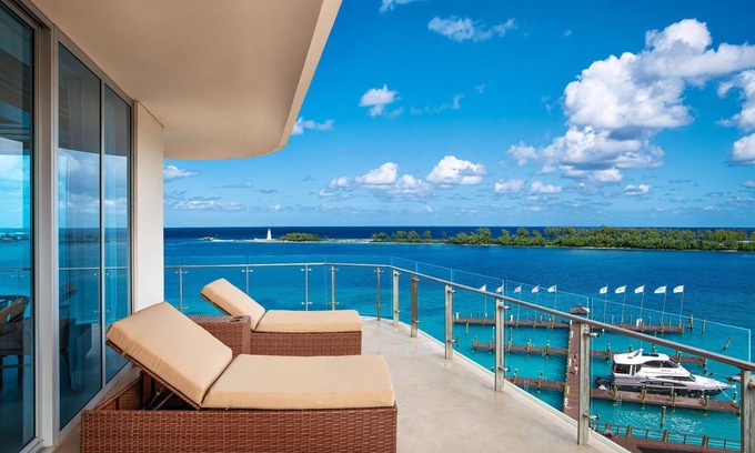 Downtown Nassau Apartamento | Margaritaville Marina One Bedroom King Suite with Living Room and Oceanfront.