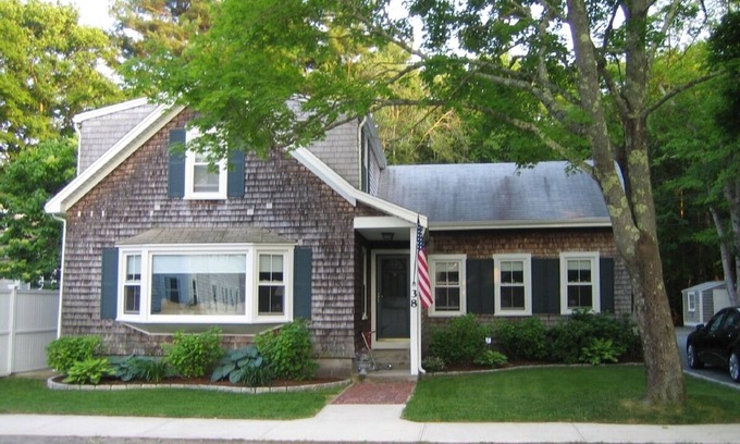 Marion Center Casa | Marion, MA Village Cape Home