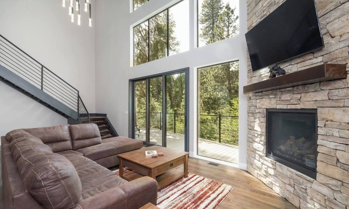 Fish Camp Casa | Mariposa Grove Creekside Retreat