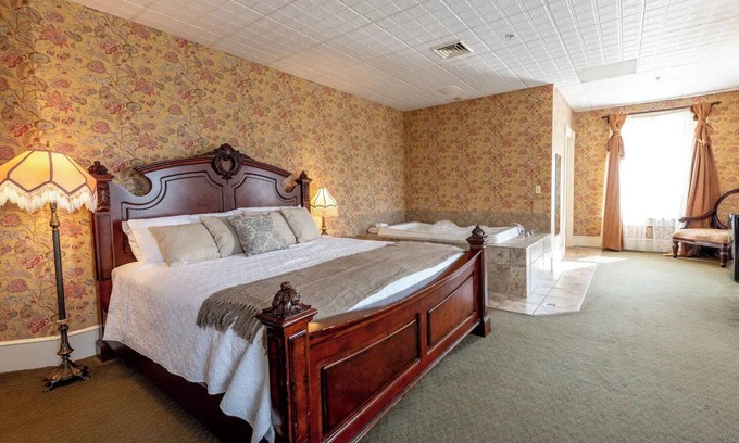 Geneseo Cama Y Desayuno | Mark Twain Room - Big Tree Inn - In-Room Jacuzzi