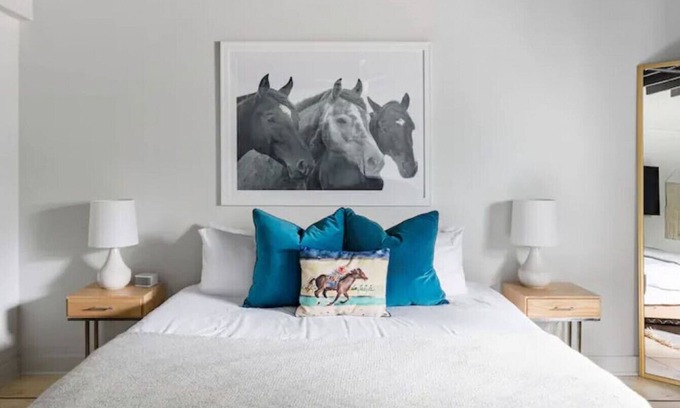 East Market District Apartamento | Market #5 · Stellar Suites | Turquoise Suite in NuLu | Bikes