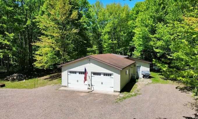 Merriweather Casa | MarkO's Cabin Right on M28 outside of Bergland