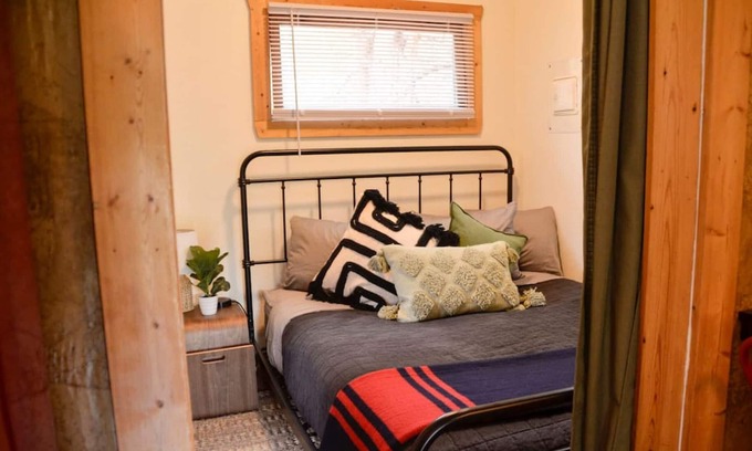 Drake Cabina | Marmot Mini Cabin (Unit 7) at The Woolly Bugger Inn