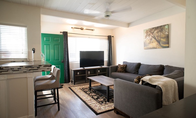 Mid-Wilshire Casa | martini suite