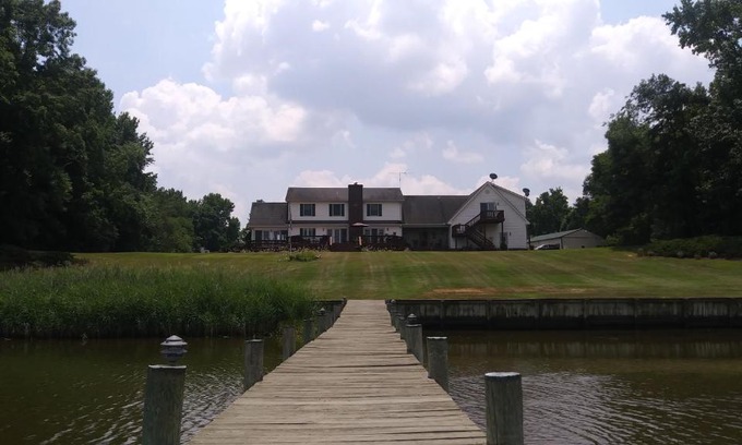 Secretary Cama Y Desayuno | Marvels on the creek