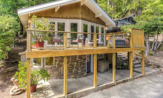 Anchor Bay Casa | Mary's Beach Bungalow, Hot Tub and Dog Friendly