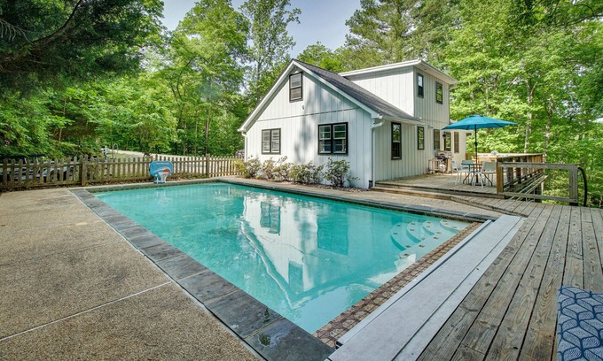 Lusby Cabina | Maryland Vacation Rental w/ Private Pool & Dock
