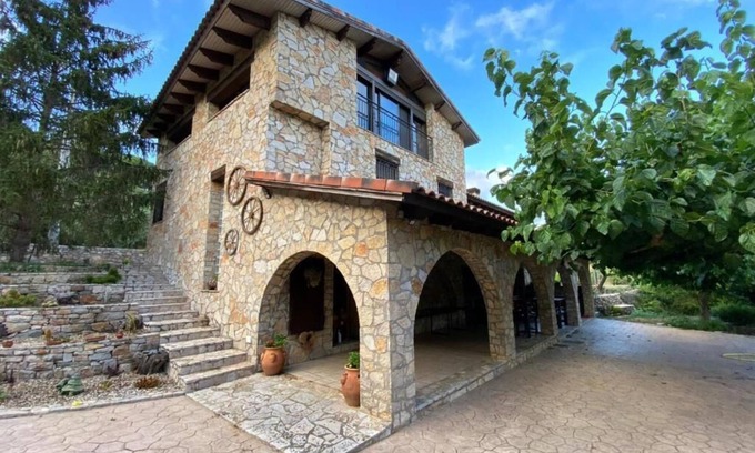 Riudecols Casa | Masía de piedra con piscina