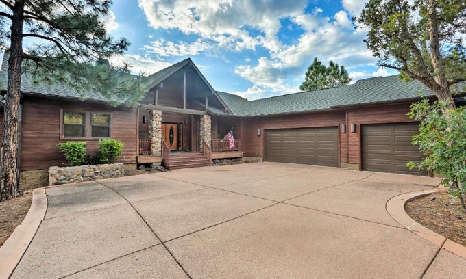 Torreon Casa | Massive Show Low Cabin with Deck - 3 Miles to Lake!