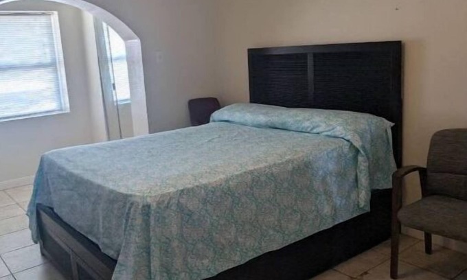 Pinellas Park Casa | Master Bed w/attached bath@ lake