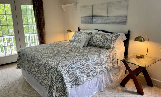 Venable Casa | Master Suite, Private Bath & Balcony, Walk to UVA!