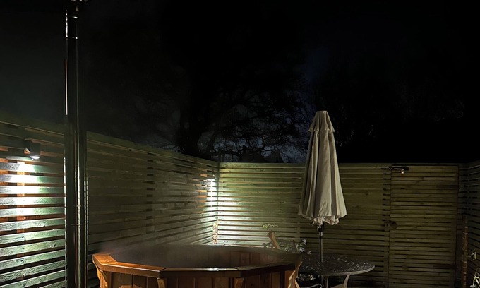 Bletchingley Casa | Matties Loft - peaceful, private garden/hot tub, swimming lake, Spa and wellness