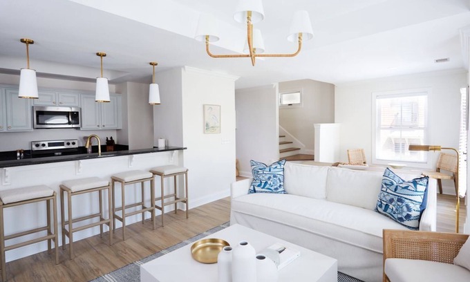 Old Town Bluffton Condominio | May River Breeze! 3-story townhouse in Old Town's Promenade