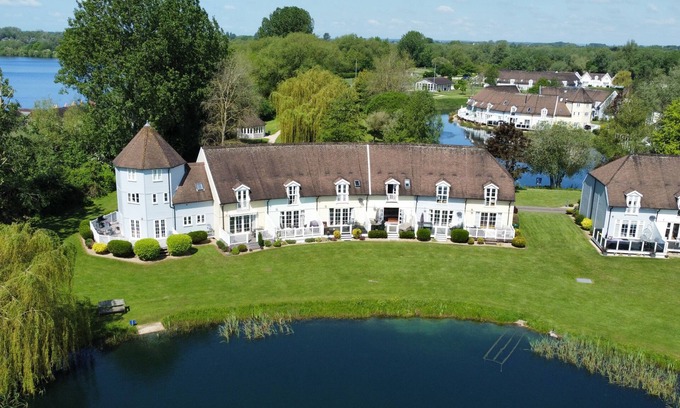 South Cerney Cabaña | Mayfly Lodge - sleeps 6 guests in 3 bedrooms