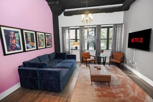 Near South Side Apartamento | McCormick Place Huge 2BR Cozy Loft Suite with Optional Parking Sleeps 8 Near Soldier Field and Grant Park