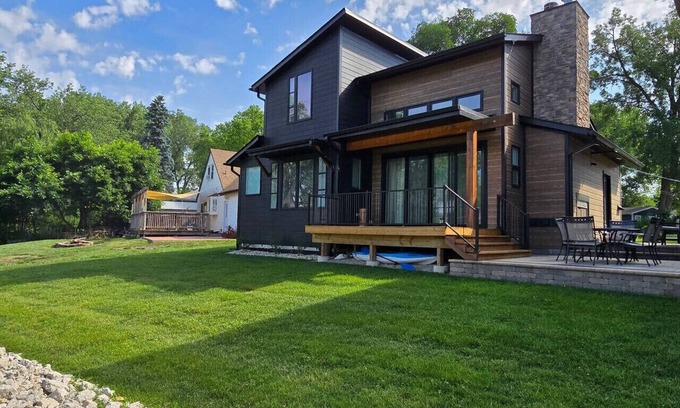 McHenry Casa | McHenry Riverside Retreat – Comfort & Relaxation