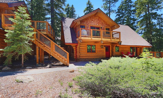 McKinney Estates Cabina | McKinney Creek Cabin - Total of 5 bedrooms, 3 baths - Walk to Chambers
