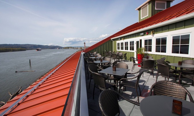 Carrolls Cabina | McMenamins Kalama Harbor Lodge