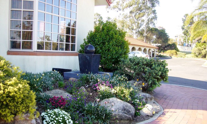 Warwick Hotel | McNevin's Warwick Motel