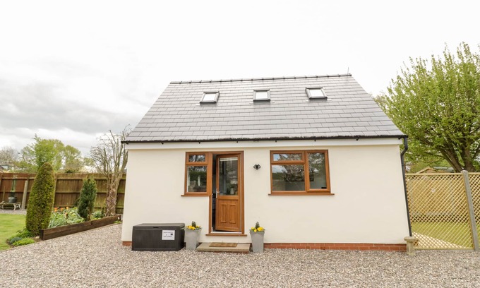 Childswickham Cabaña | MEADOW COTTAGE, pet friendly, luxury holiday cottage in Broadway