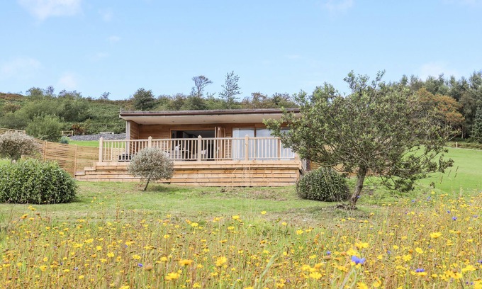 Corwen Cabaña | MEADOW LODGE, pet friendly, country holiday cottage in Corwen