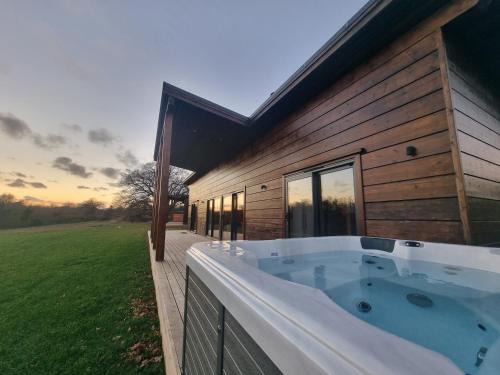 Burstall Casa | Meadow Valley Lodge 3 - Hot Tub