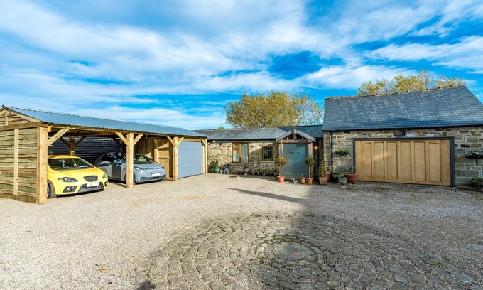 Otley Cabaña | Meagill Cottage a Cozy retreat with hot tub