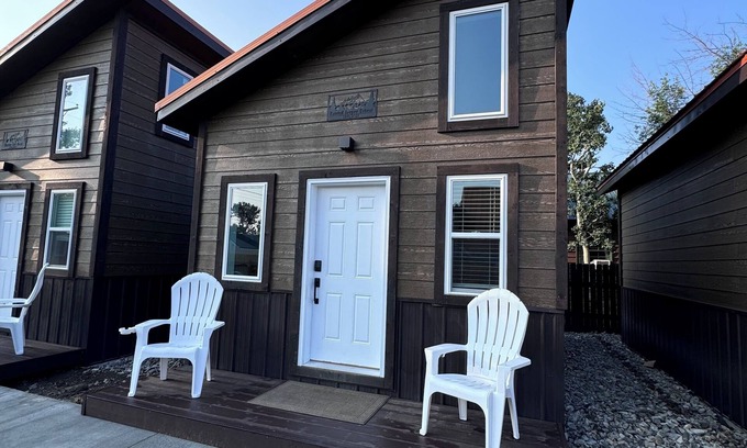 East Glacier Park Village Cabina | Medicine Grizzly Mountain Lodge
