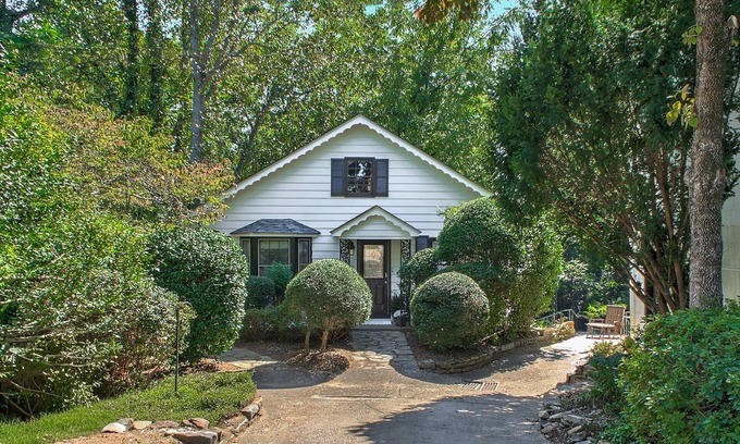 Lynn Casa | Melrose House Cottage: Pet-Friendly Cottage with Patio | walk to downtown
