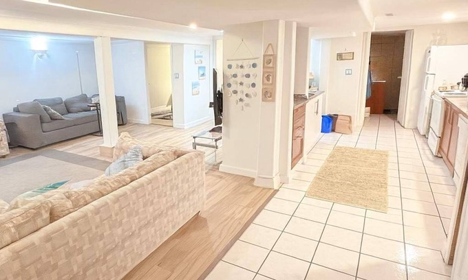 Saanich East Cama Y Desayuno | Melrose Place Poolside Hideaway Basement Suite Sleeps 6+