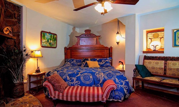 Eureka Springs Historic District Apartamento | MEMORIES SUITE, FIREPLACE, GARDEN. ONLY HOTEL WITH PARKING IN DOWNTOWN