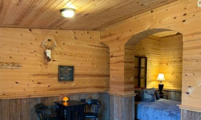 Steelville Cabina | Meramec Suite-Riverside View & Access to the Meramec River. Come swim,float,fish