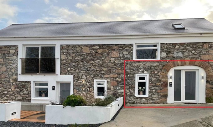 Newtownards Apartamento | Merok Old Granary luxury accommodation for 2 persons in single unit.