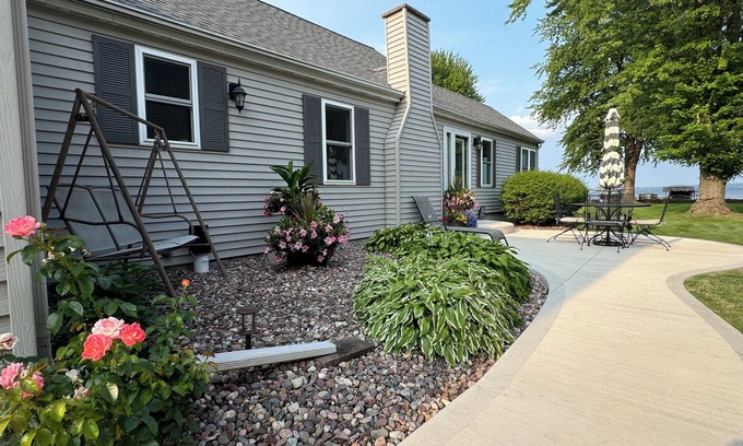 Fond du Lac Casa | Meticulous lake home on the shores of Lake Winnebago, WI, USA - super clean!