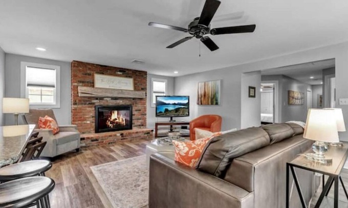 Clarence Apartamento | Meticulous Main St. Ranch 2 Bedroom Luxury Apt. Rear Unit