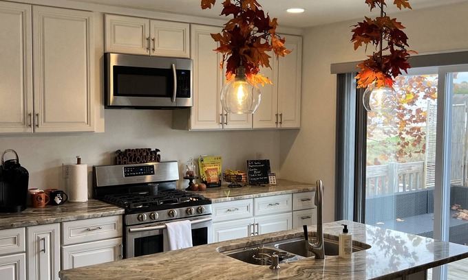 Mishawaka Casa | Meticulously well appointed home 20 minutes to Notre Dame!
