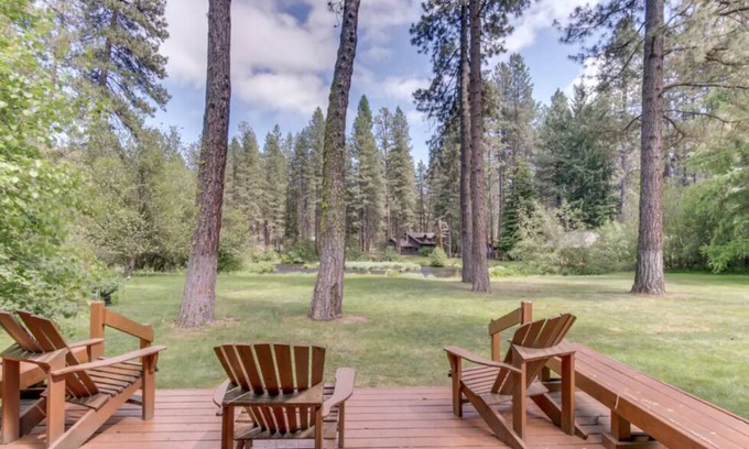 Camp Sherman Cabina | The Ultimate Metolius Experience: lujosa cabaña en el río Metolius con chimenea, cable y gratis