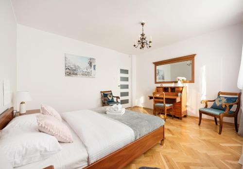 Targowek Apartamento | Metro Zacisze Fausta House with Garden by BookingHost
