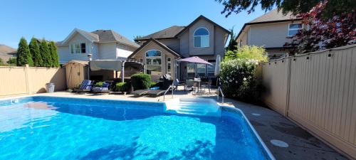 South Newton Villa | Metropolitan Dream Stay with Cozy Fireplace and Hot Tub