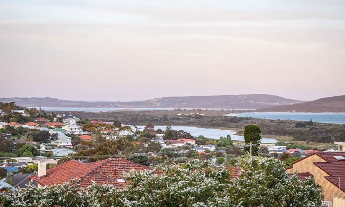 Mount Clarence Casa | MIA AMORE, ALBANY. COSY HOME WITH VIEWS, CENTRAL TO BEACHES AND CITY