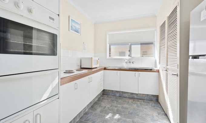 Miami Apartamento | Miami, Walk over to Patrolled Beach